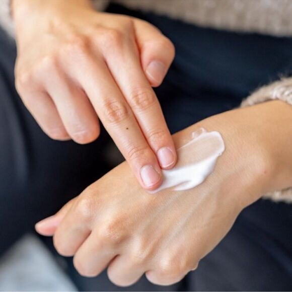 DIONIS Peppermint Twist Goat Milk Lip Balm & Hand Cream Gift Set - Picture 13 of 13